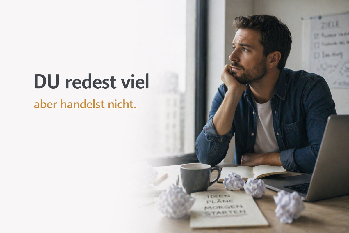 Du redest viel aber handelst nicht – Mann sitzt nachdenklich am Tisch und wirkt blockiert