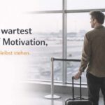 Du wartest auf Motivation und bleibst stehen – Mann schaut nachdenklich aus dem Fenster