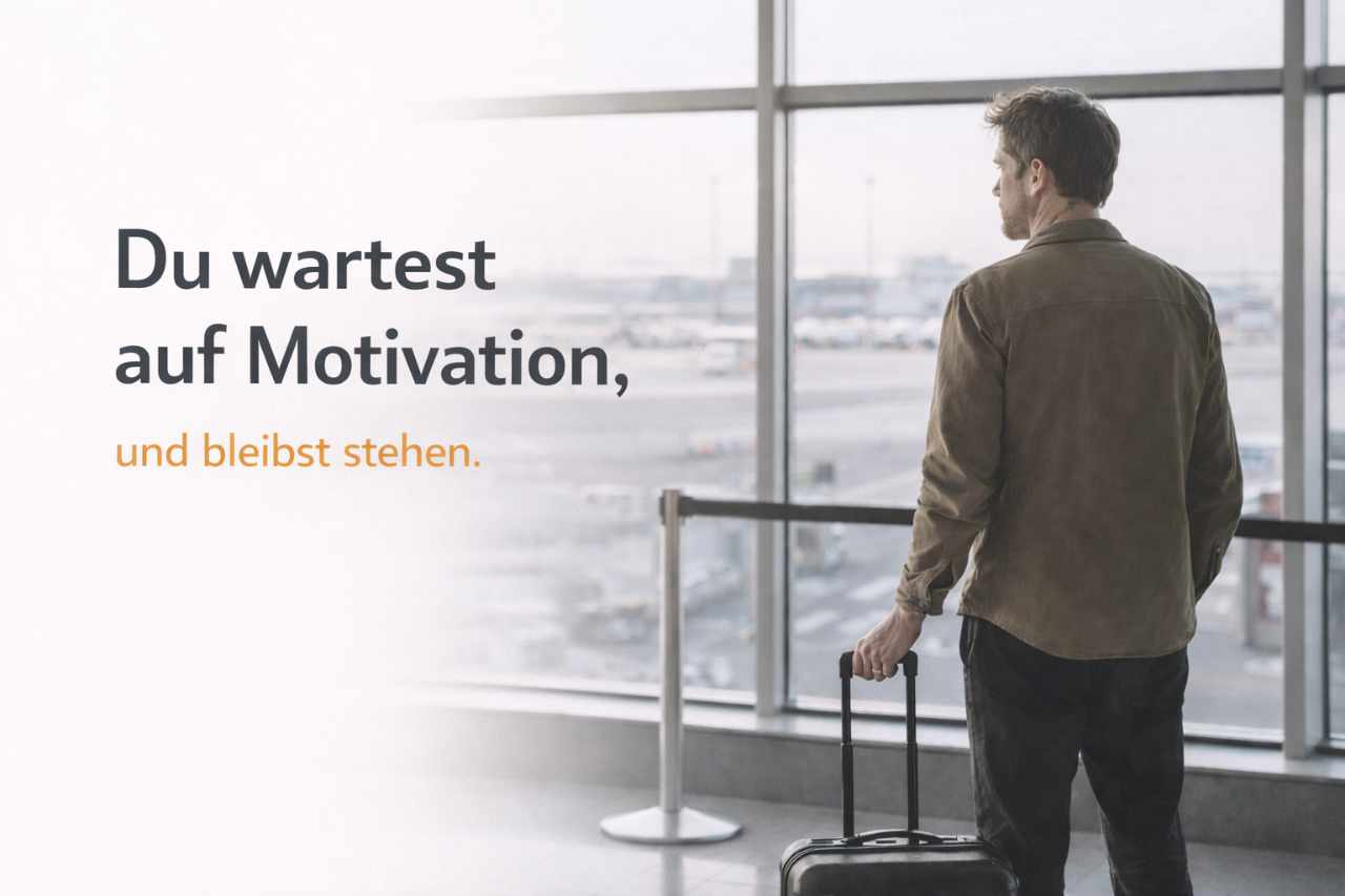 Du wartest auf Motivation und bleibst stehen – Mann schaut nachdenklich aus dem Fenster
