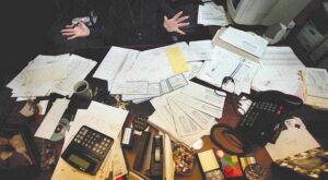 Unordnung bei Finanzen mit vielen Rechnungen