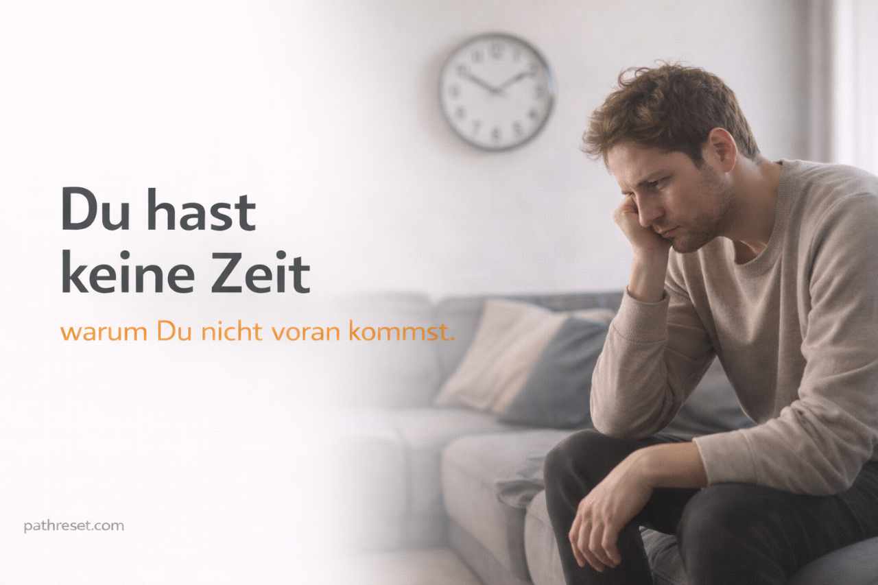 Mann sitzt nachdenklich auf Sofa und verschiebt wichtige Entscheidungen im Leben