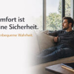 Komfort ist keine Sicherheit – Mann sitzt entspannt auf dem Sofa und blickt nachdenklich aus dem Fenster