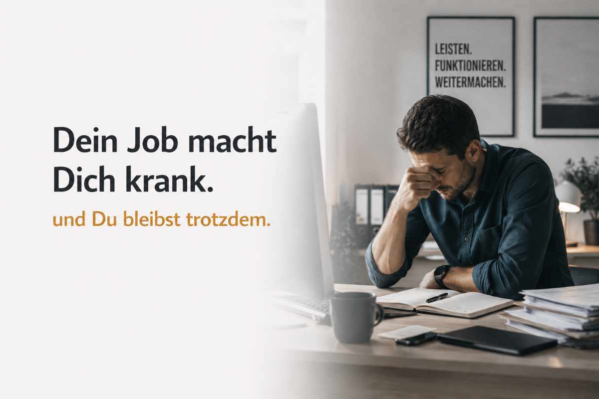 Berufliche Belastung - Dein Job macht Dich krank und Du bleibst trotzdem – erschöpfter Mann sitzt gestresst am Schreibtisch