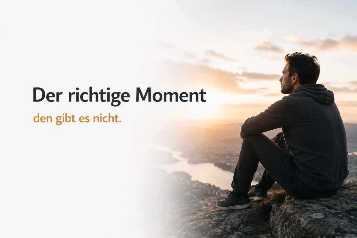 Der richtige Moment den gibt es nicht – Mann sitzt nachdenklich auf einem Felsen bei Sonnenuntergang