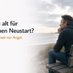 Zu alt für einen Neustart – Mann sitzt nachdenklich auf einer Bank am Meer