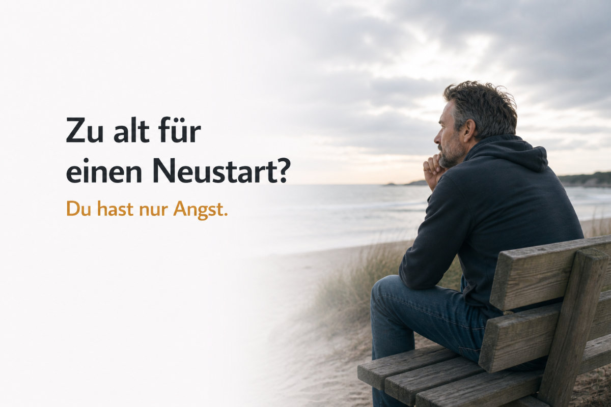Zu alt für einen Neustart – Mann sitzt nachdenklich auf einer Bank am Meer